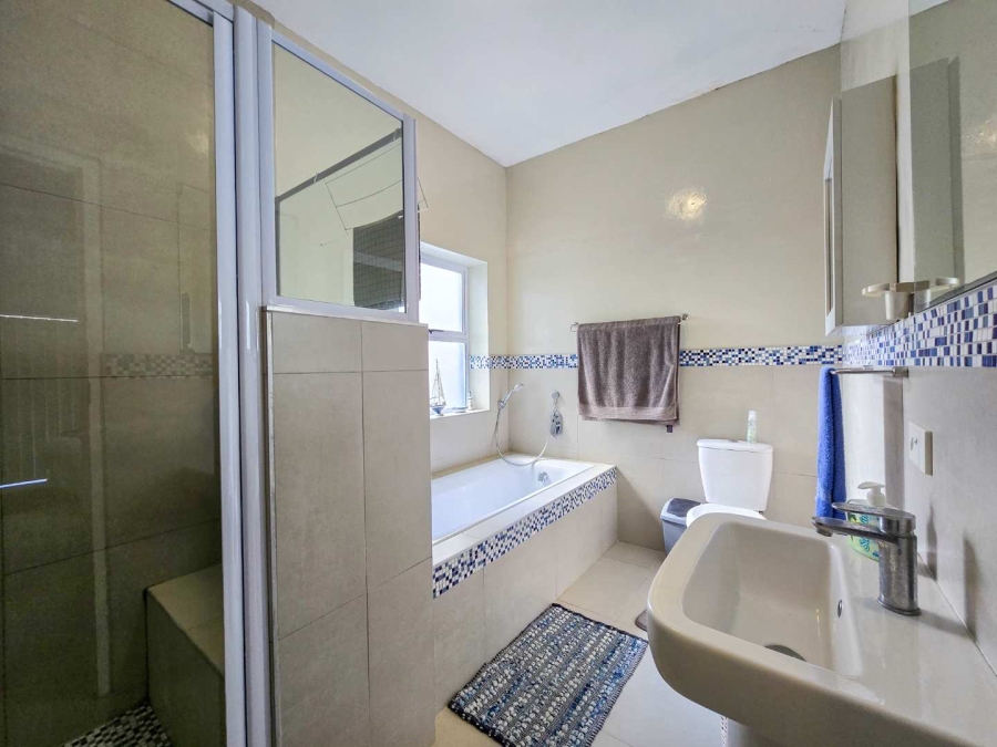 6 Bedroom Property for Sale in Stilbaai Oos Western Cape